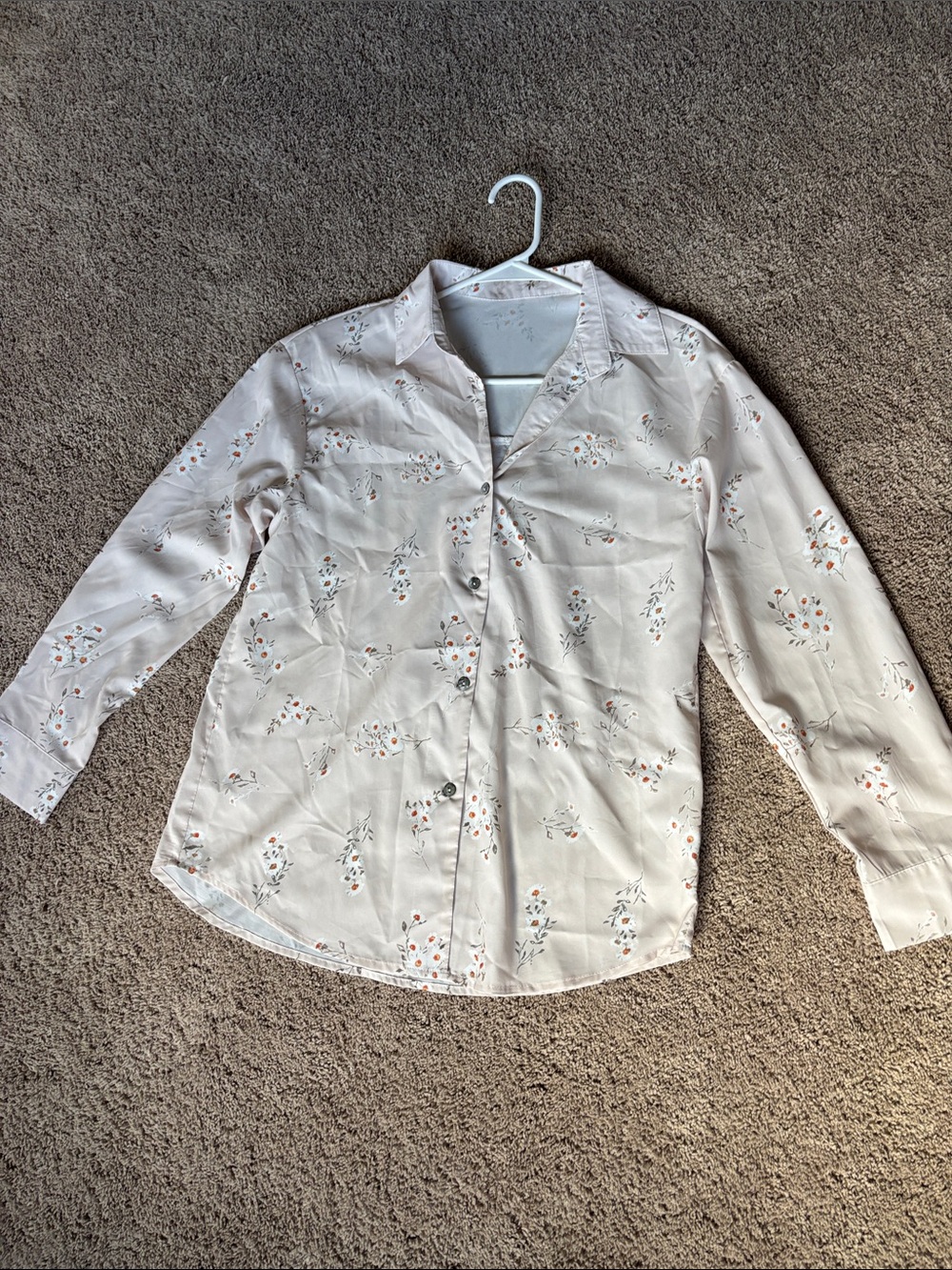 Light Floral Button-Up Shirt in Soft Cream with Peach Accents Women’s